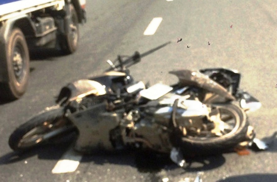 Chiếc xe gắn máy do ông Tô Quang Điều khiển vỡ nát, biến dạng sau khi bị xe khách tông từ phía sau