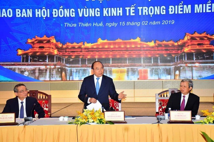 Thủ tướng Nguyễn Xuân Phúc phát biểu chỉ đạo tại Hội nghị giao ban Vùng Kinh tế trọng điểm miền Trung chiều tối 15/2, trước thềm hội nghị “Phát triển du lịch miền Trung và Tây Nguyên” năm 2019 diễn ra ngày 16/2 tại Huế
