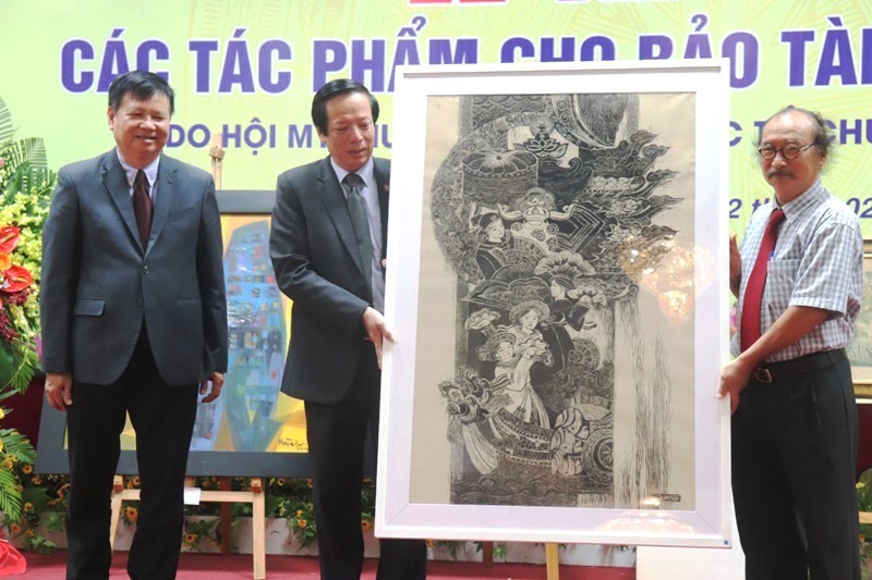 Ông Phan Tiến Dũng (giữa), Giám dốc Sở VH-TT tỉnh TT-Huế, tiếp nhận tác phẩm mỹ thuật có giá trị từ Hội Mỹ thuật Việt Nam