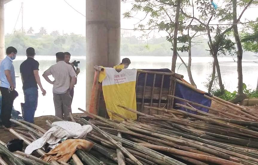 Kiểm tra hiện trường vụ thi thể người đàn ông nổi trên mặt nước sông Hương sau lưng một nhà dân