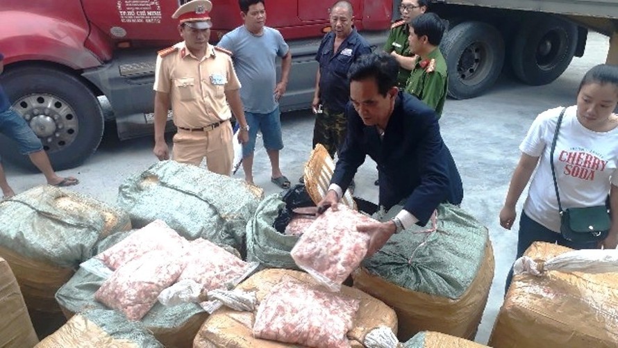Lực lượng CSGT, Cảnh sát Môi trường và Thú y TT-Huế phối hợp kiểm tra, xử lý lô hàng 1,5 tấn sụn gà không rõ nguồn gốc xuất xứ (ảnh A.Fong)