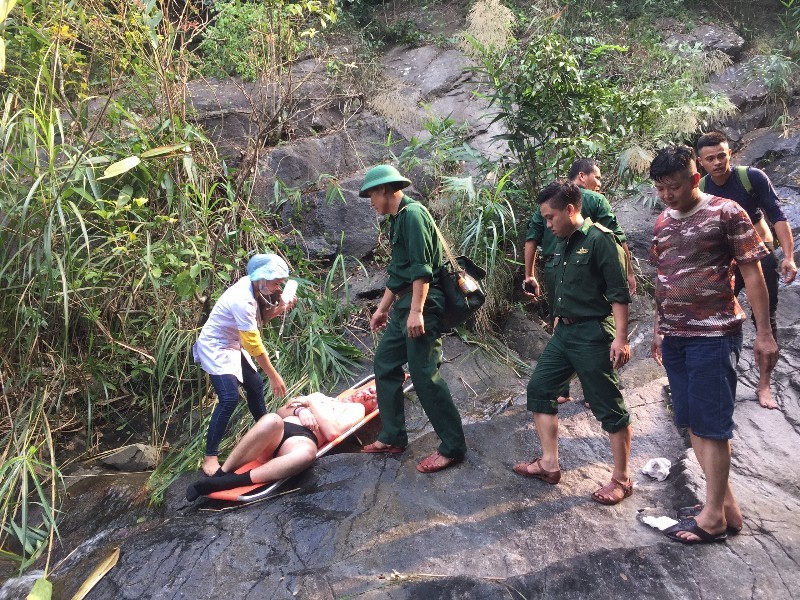 Cấp cứu du khách người Anh trượt ngã trong lúc tắm suối núi Hải Vân tại TT-Huế