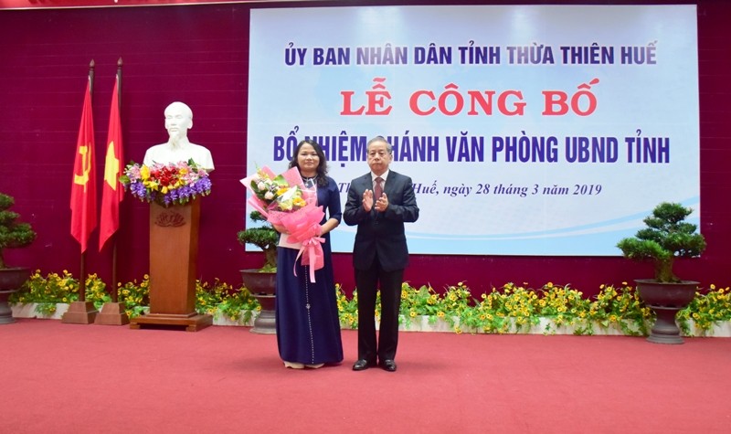 Phó Bí thư Tỉnh ủy, Chủ tịch UBND tỉnh Phan Ngọc Thọ tặng hoa chúc mừng tân Chánh văn phòng UBND tỉnh Trần Thị Hoài Trâm