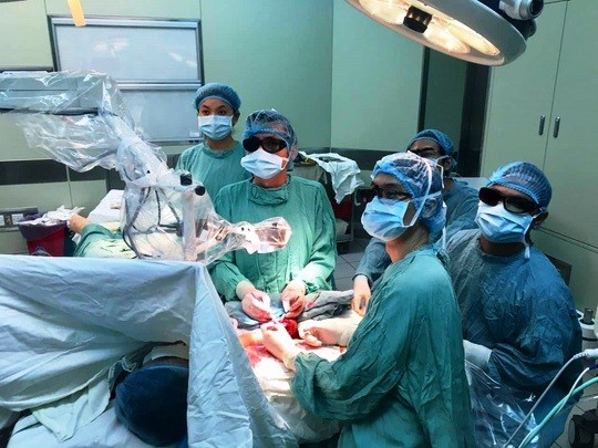 Ca phẫu thuật nối vi mạch máu cho một bệnh nhân bị nghiền dập nát cánh tay bởi tai nạn máy xay, bằng ứng dụng kính vi phẫu Vtom 3D lần đầu tiên được triển khai tại Huế