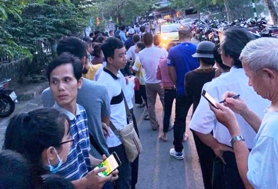 Lòng đường Phan Đình Phùng, Huế, đông nghẹt người chờ lấy phiếu đăng ký tiêm vaccine (ảnh FB)