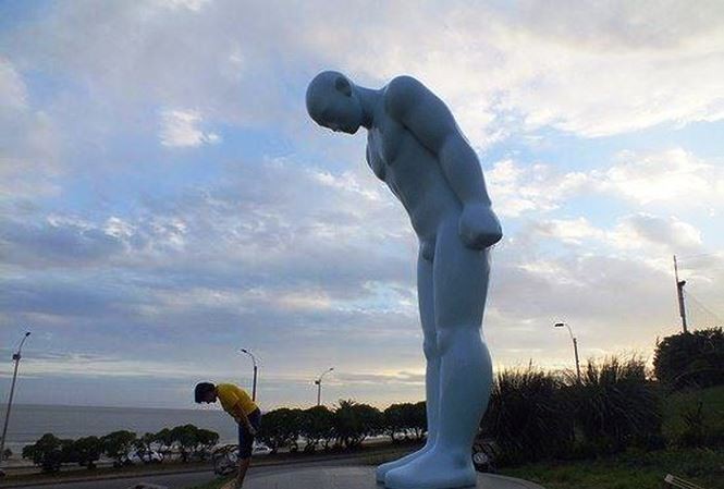 Lãnh đạo tỉnh TT-Huế đã đi đến thống nhất tiếp nhận bức tượng "Người đàn ông cúi chào" do phía Hàn Quốc ngỏ ý tặng Huế