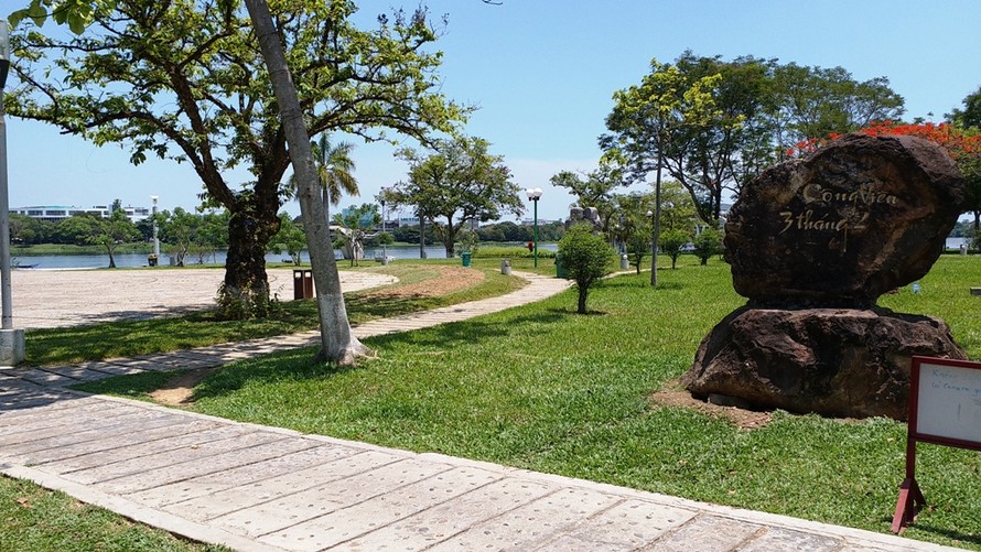 Công viên 3/2 ven bờ nam sông Hương là nơi được chọn đặt bức tượng "Người đàn ông cúi chào"