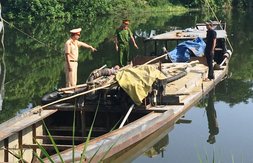 Xử lý tàu thuyền khai thác cát trái phép trên sông Hương