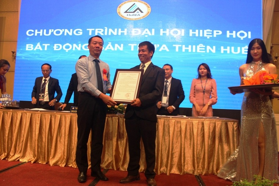Ông Phan THiên Định (bìa trái) - Phó Chủ tịch UBND tỉnh TT-Huế, trao quyết định thành lập Hiệp hội Bất động sản tỉnh