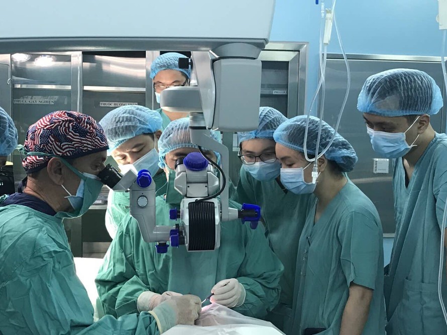 Ê kíp bác sĩ Mỹ - Việt lần đầu tiên phối hợp ghép giác mạc tại Bệnh viện T.Ư Huế (cơ sở 2) từ nguồn hiến tặng từ nước Mỹ cho bệnh nhân xứ Huế