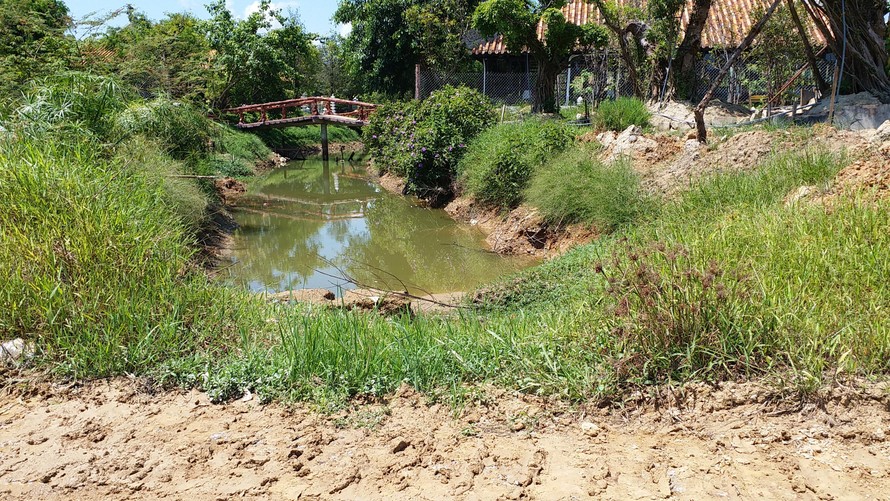 Theo kết luận của UBND thị xã Hương Thủy, việc xây dựng khu resort nhà vườn Hoàng Mai của ông Lê Ngọc Thiện đã gây ra nhiều vi phạm về xây dựng, chiếm dụng đất công, bồi lấp khe suối