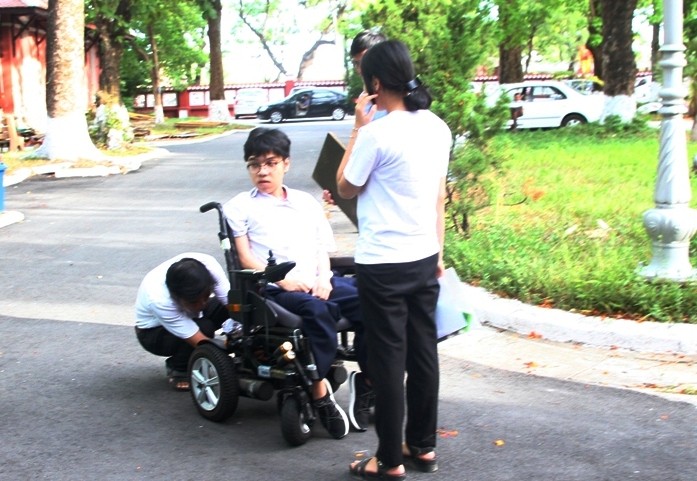 Nguyễn Thiên Phú di chuyển bằng xe lăn điện đến điểm thi