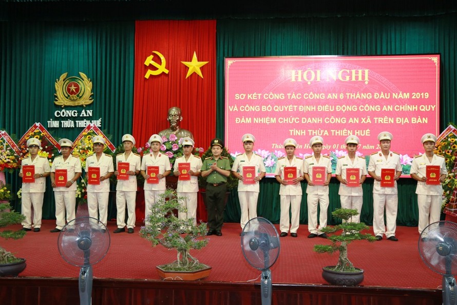 Đại tá Nguyễn Quốc Đoàn, GĐ Công an TT-Huế, trao quyết định điều động công an chính quy về xã