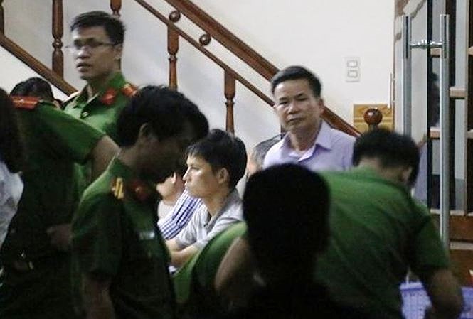 Ông Nguyễn Thanh Liêm (người mặc sơ mi trắng) đã bị khởi tố bị can về hành vi mua bán trái phép hóa đơn chứng từ thu nộp ngân sách nhà nước