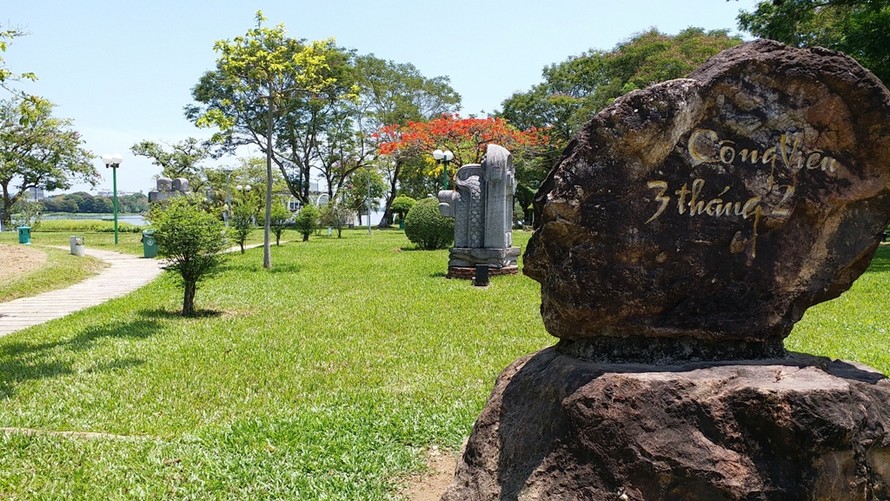 Bức tượng "Người đàn ông cúi chào" được thống nhất dựng đặt tại khu vực gần lối vào của Công viên 3/2, thuộc vườn tượng điêu khắc quốc tế hiện tại.