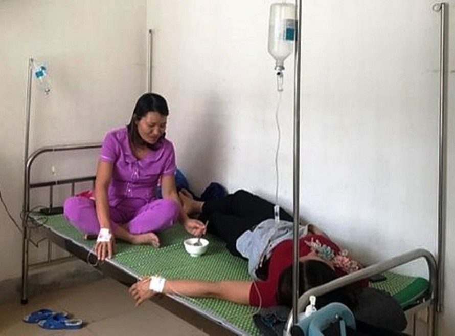 Đến chiều 25/7, các bệnh nhân ngộ độc thực phẩm vẫn tiếp tục điều trị tại bệnh viện (ảnh Nghĩa Sơn)