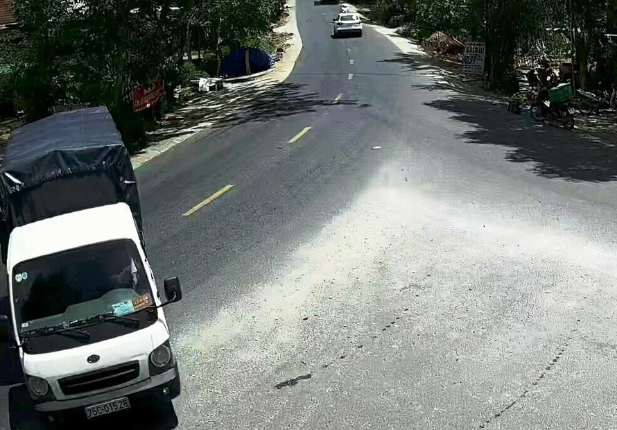 Hình ảnh chiếc xe tải do Trường điều khiển từ thành phố Huế về Hương Thọ để trộm củi 