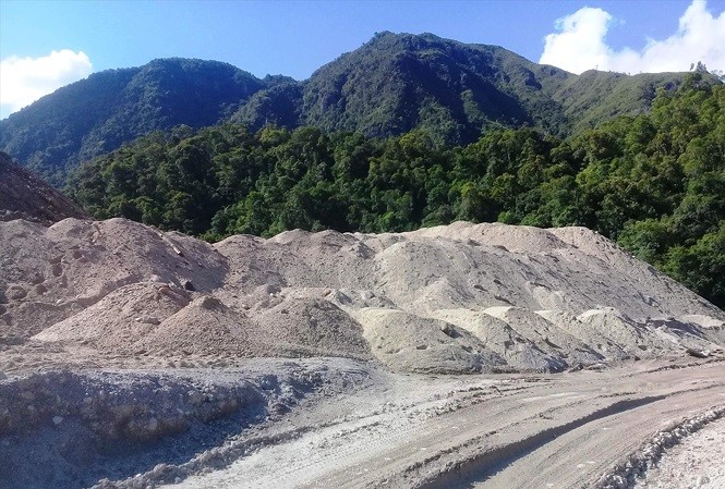 Những "núi" cát xây dựng không rõ nguồn gốc xuất xứ được tập kết cạnh công trình thủy điện A Lin B1