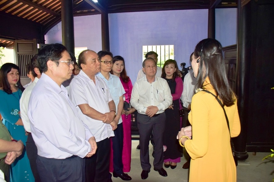 Thủ tướng Nguyễn Xuân Phúc và các thành viên đoàn công tác thăm Nhà lưu niệm Bác Hồ ở 112 Mai Thúc Loan (phường Thuận Lộc, thành phố Huế) 