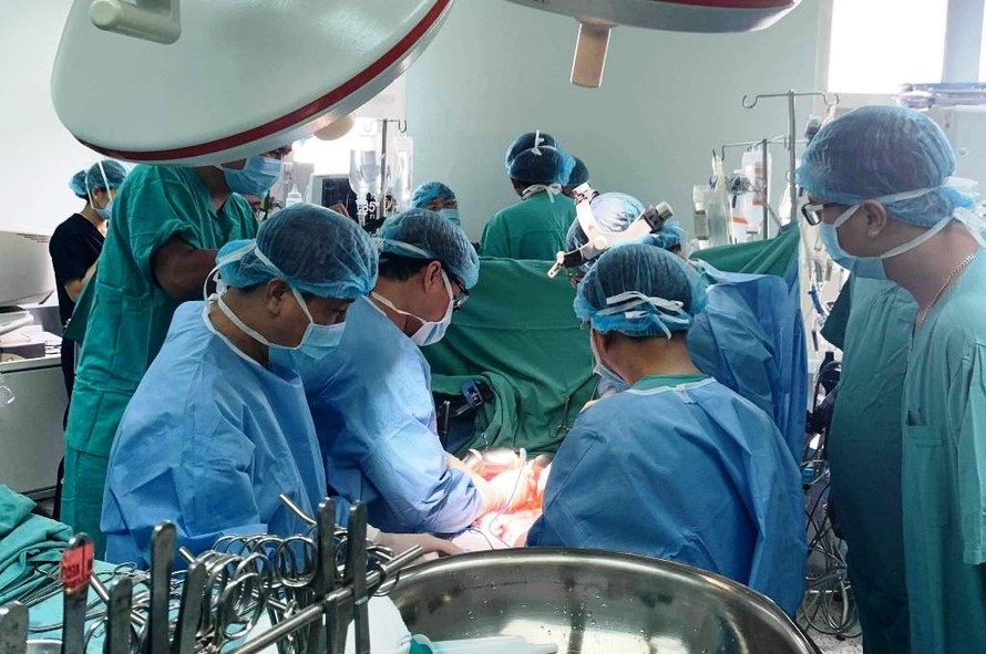 Cùng lúc ghép tạng thành công cho hai bệnh nhân mắc bệnh tim, gan tại Bệnh viện T.Ư Huế