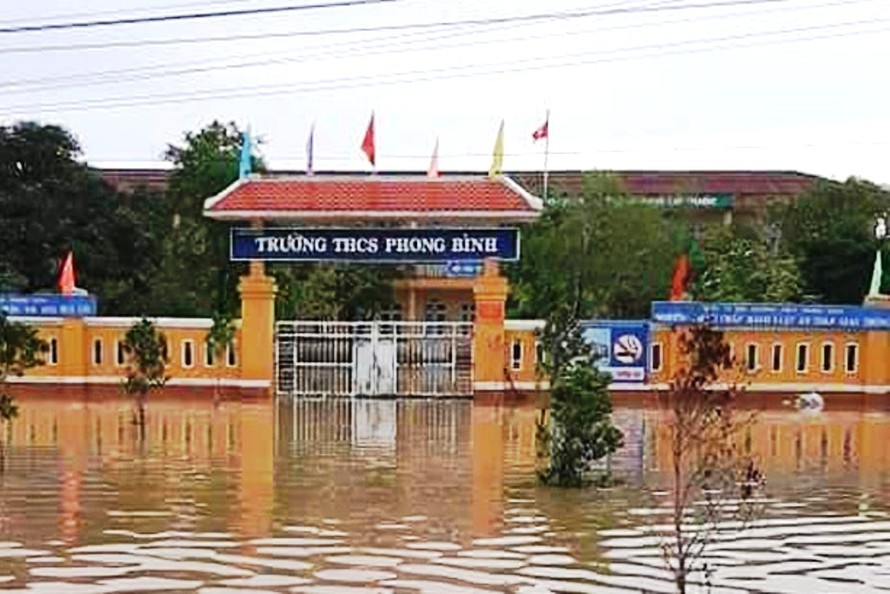 Trường lớp ngập lụt khiến hơn 3.500 học sinh tại TT-Huế chưa thể đến trường dự khai giảng năm học mới (ảnh Hòe Trần)