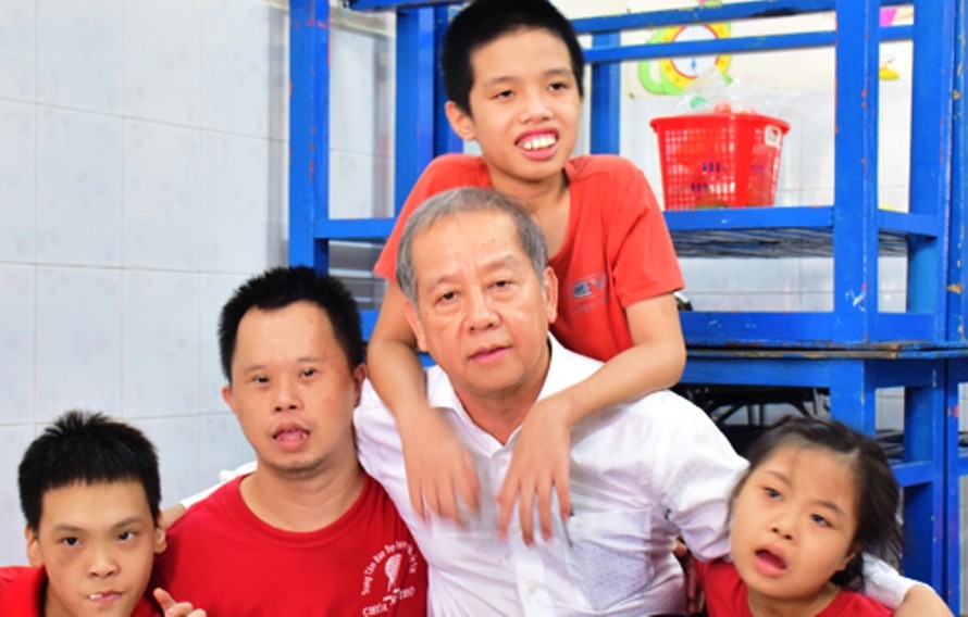 Chủ tịch UBND tỉnh Thừa Thiên Huế vui Trung thu cùng trẻ em khuyết tật tại thành phố Huế