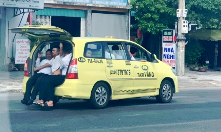 Ô tô của hãng Taxi Vàng "làm xiếc" trên Quốc lộ 1 đoạn gần Sân bay Phú Bài (ảnh Hue-S)