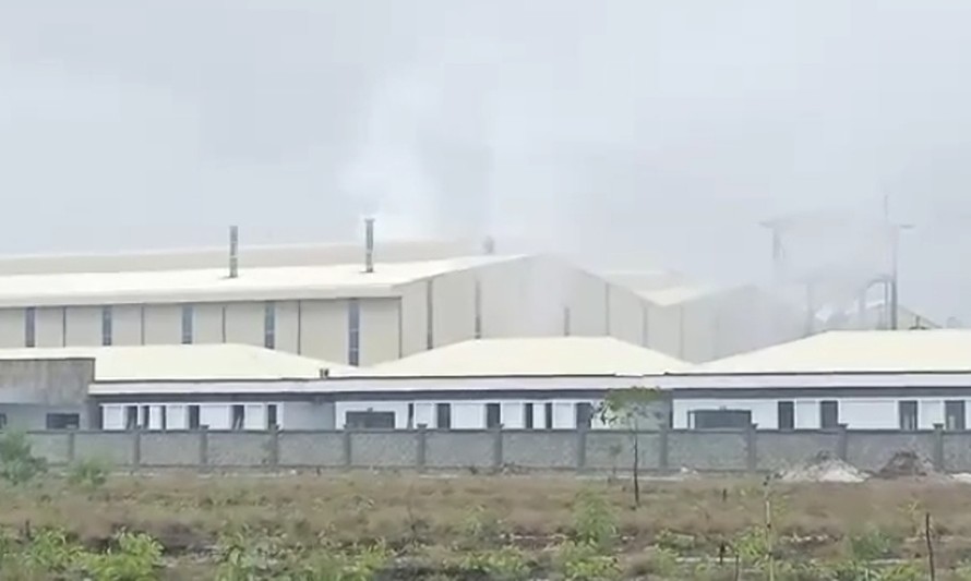 Nhà máy men Frit Phú Sơn (huyện Phú Vang, TT-Huế) xả khói thải dày đặc, mù mịt ra môi trường, nhà giàn bị che kín bởi khói thải đậm đặc