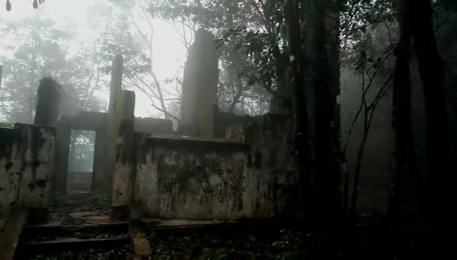 Cảnh âm u ma mị của một căn nhà đổ trên độ cao 1.400 mét của núi Bạch Mã