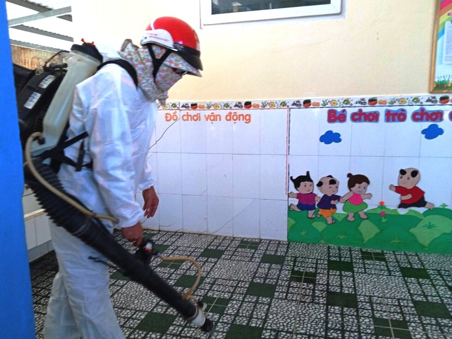 Phun tiêu độc khử trùng phòng chống dịch bệnh trong trường học tại Thừa Thiên Huế.