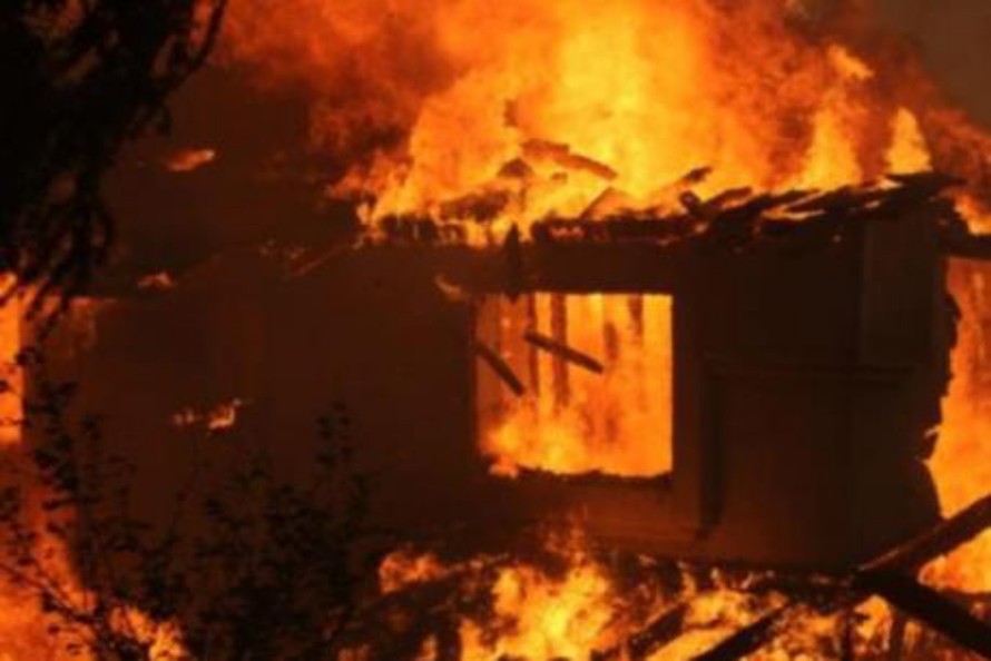 Vụ cháy nghi do người bố tự đốt khiến 3 bố con cùng nhà thiệt mạng.