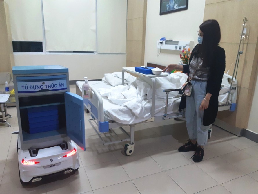 Robot tự chế của Bệnh viện Trung ương Huế mang thức ăn tận phòng bệnh phục vụ bệnh nhân bị cách ly do nghi nhiễm Covid-2019
