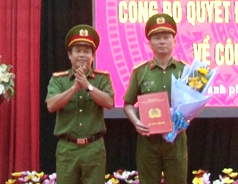 Thượng tá Nguyễn Viết Hoàng (bìa phải) được điều động giữ chức Trưởng Công an TP Huế, thay Đại tá Hoàng Long nghỉ hưu theo chế độ.