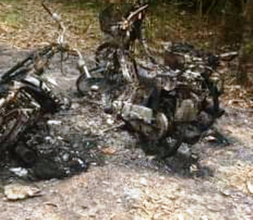 Ba chiếc xe gắn máy của nhân viên bảo vệ rừng Bắc Hải Vân bị kẻ xấu đốt cháy rụi.(ảnh: H.H.T)