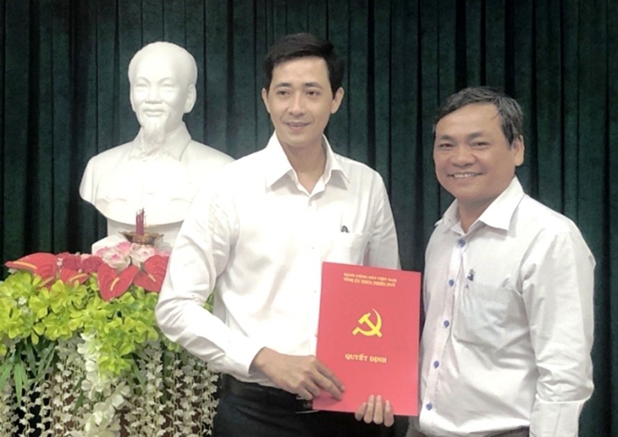 Ông Dương Quang Bằng, Phó Trưởng ban Tổ chức Tỉnh ủy TT-Huế, trao Quyết định của Ban Thường vụ Tỉnh ủy cho ông Nguyễn Duy Cường (bìa trái). Ảnh: A.P