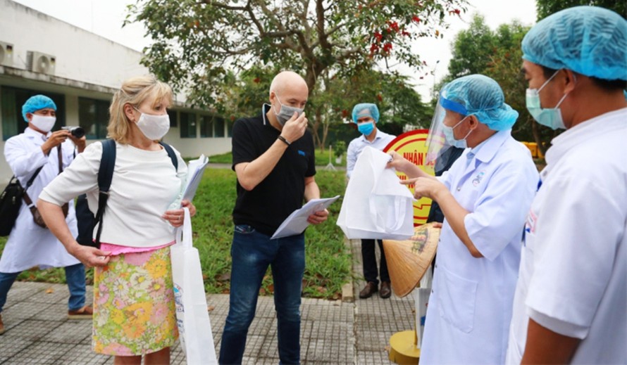 Hai bệnh nhân (người Anh) cuối cùng điều trị COVID-19 tại Huế đã xuất viện. (ảnh: thuathienhue.gov.vn)