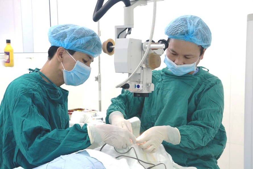 Các y, bác sĩ Bệnh viện Mắt Huế phẫu thuật lấy chiếc kim khâu dài 1cm bị "bỏ quên" 2 năm trong mí mắt một người phụ nữ ở Huế.