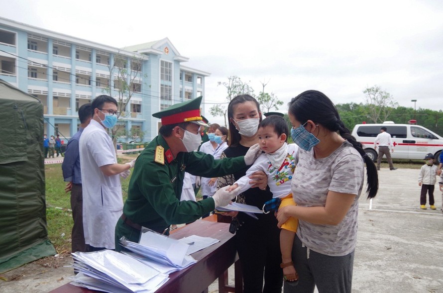Công dân hoàn thành cách ly, trở về địa phương cùng gia đình tại Huế.