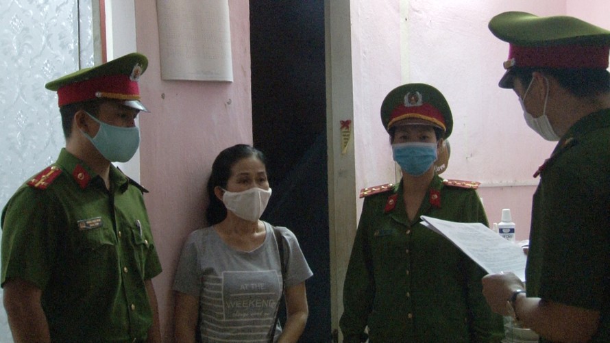 Tống đạt quyết định khởi tố, bắt tạm giam đối với Trần Thị Minh Thúy.