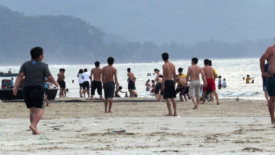 Bãi tắm tại Lộc Vĩnh (huyện Phú Lộc, tỉnh Thừa Thiên Huế) đông nghịt người ngày nghỉ lễ, cuối tuần dù chưa cho phép hoạt động trở lại trước ngày 3/5.