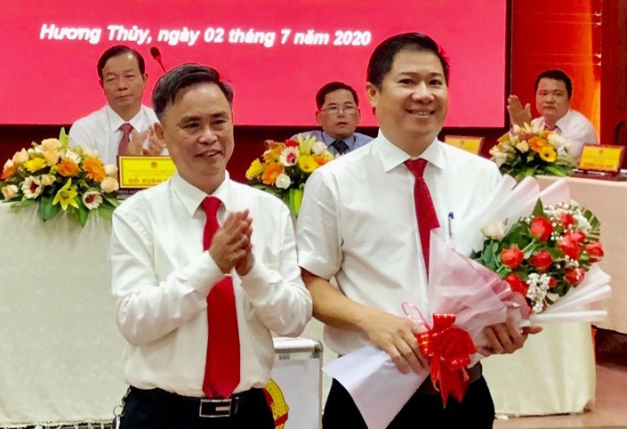 Ông Nguyễn Thanh Minh (bìa phải) vừa được bầu giữ chức Chủ tịch UBND thị xã Hương Thủy (tỉnh TT-Huế).