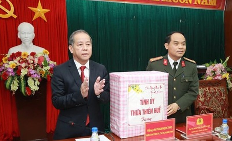 Đại tá Nguyễn Quốc Đoàn, Giám đốc Công an tỉnh TT-Huế (bìa phải) vừa được bầu giữ chức Phó Bí thư Tỉnh ủy TT-Huế. (ảnh congan.com.vn)