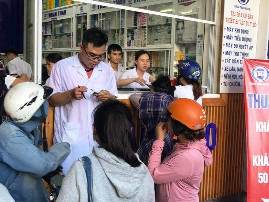 Người dân tại Huế đổ xô đi mua khẩu trang sau thông tin một bệnh nhân tại Đà Nẵng mắc COVID-19.