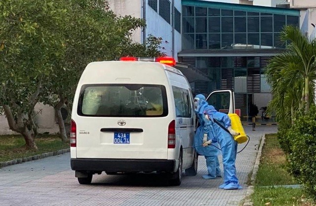 Phun khử trùng xe chở bệnh nhân mắc COVID-19 từ Đà Nẵng ra Bệnh viện T.Ư Huế (cơ sở 2) để điều trị. Ảnh: Dân Trí