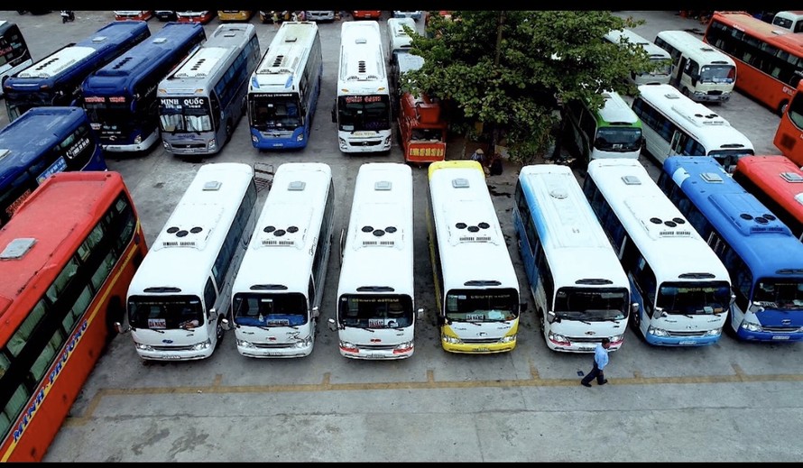 Nhiều phương tiện vận tải hành khách tại Huế chấp hành dừng hoạt động theo chỉ đạo của Chủ tịch UBND tỉnh TT-Huế để phòng chống dịch COVID-19. Ảnh: Đầu tư