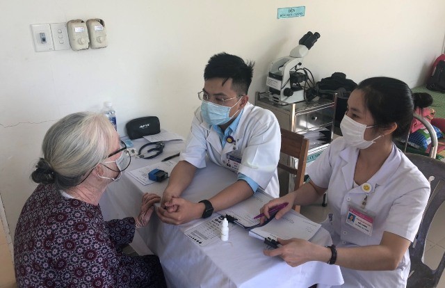 Thầy thuốc trẻ tỉnh TT-Huế tình nguyện khám chữa bệnh phục vụ người dân trên địa bàn.