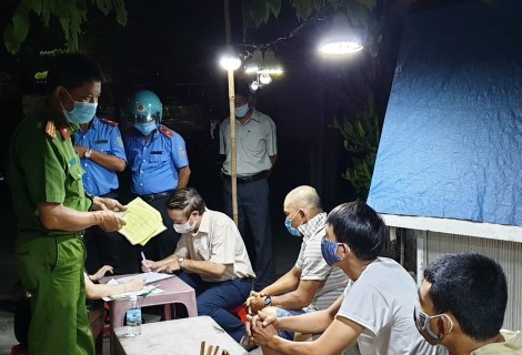 Cơ quan chức năng lấy lời khai, lập biên bản về hành vi khai báo gian dối đối với 3 tài xế xe tải đến từ tỉnh Quảng Nam.