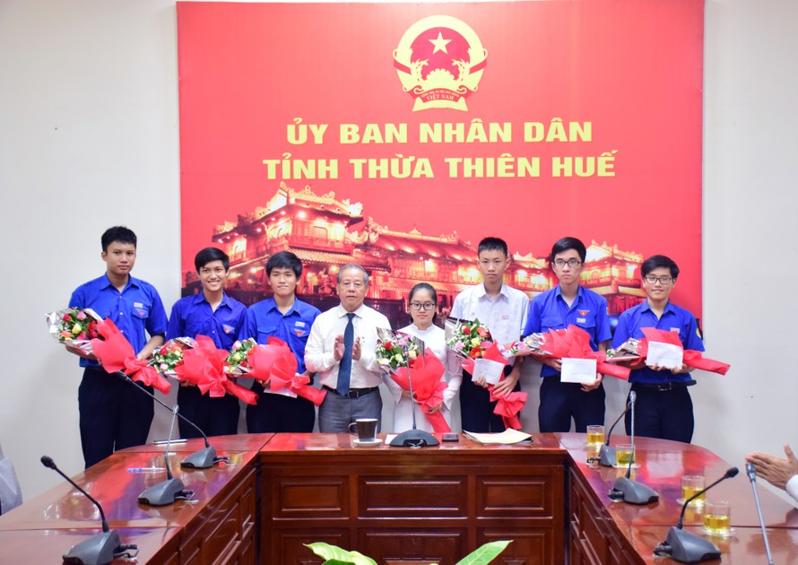 Những học sinh dự thi chọn đội tuyển Olympic Quốc tế trong một lần được Chủ tịch UBND tỉnh TT-Huế tuyên dương, động viên.