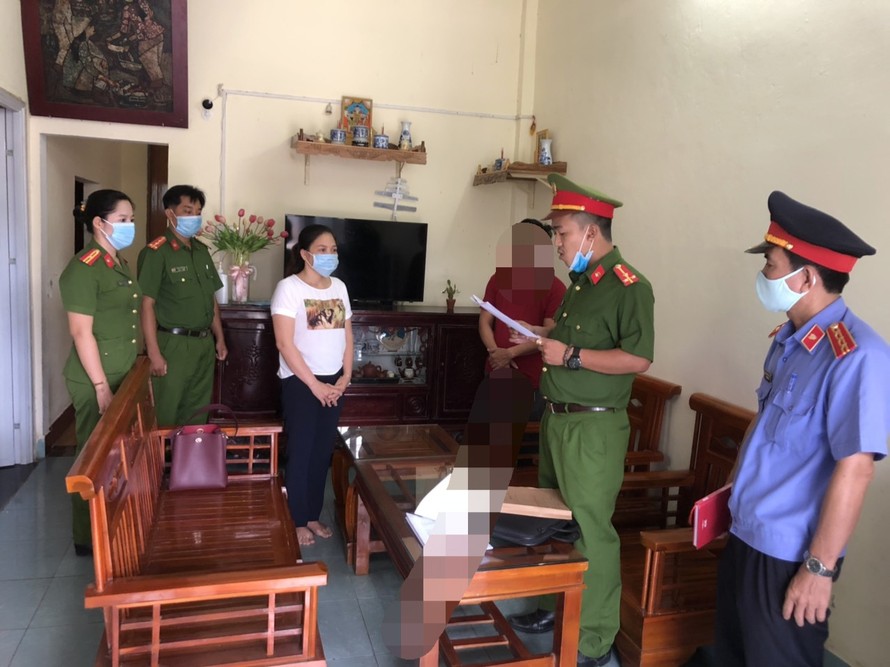 Đọc lệnh khởi tố, bắt tạm giam đối với Nguyễn Thị Phương Ánh.