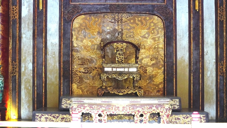Ngai vua triều Nguyễn, một trong những bảo vật quốc gia hiện được bảo tồn nguyên vẹn ngay tại nơi nó sinh ra.